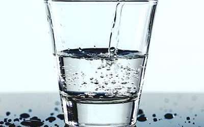 Bere acqua fa bene, in media 2 litri al giorno