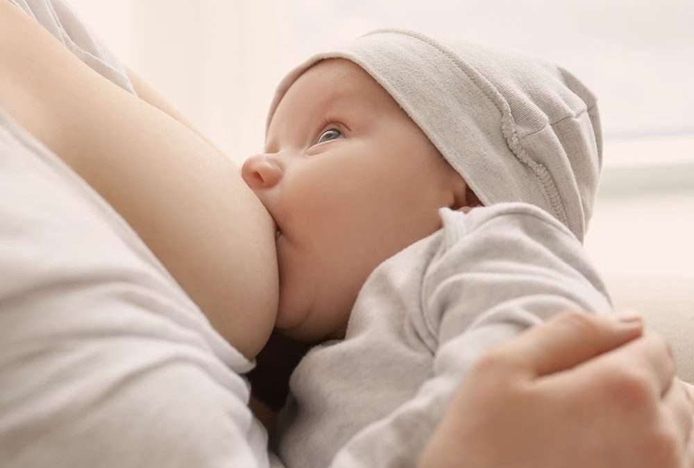 Allattamento al seno: il microbiota intestinale del neonato ne beneficia